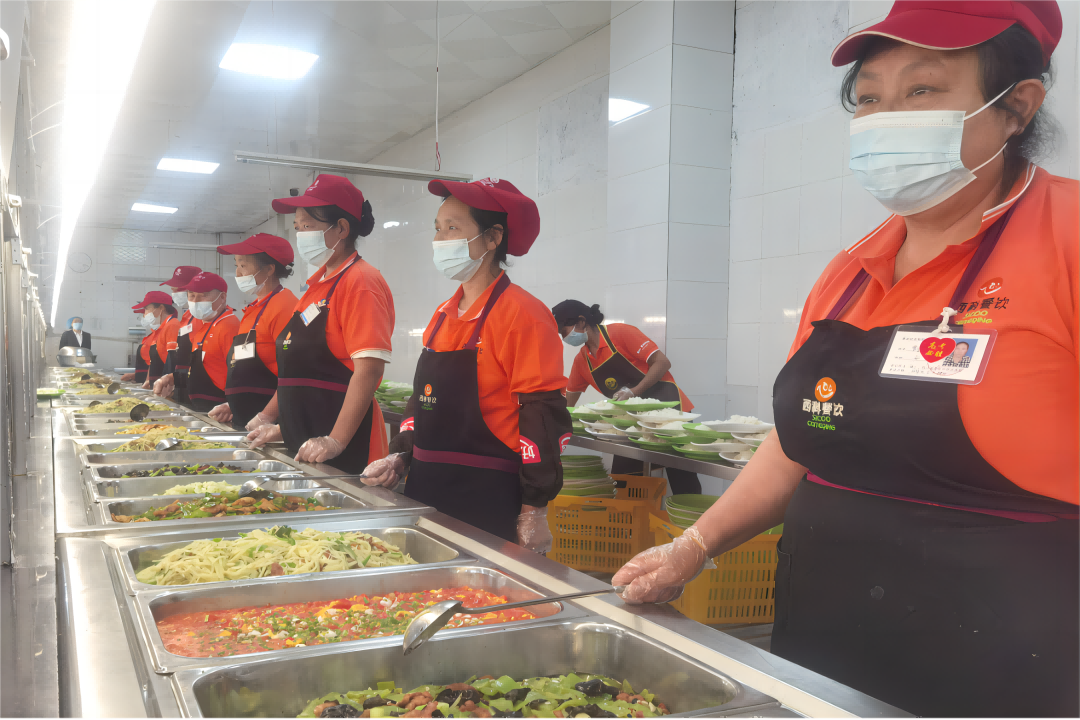 营养三餐 温馨陪同—— 腾博会官网餐饮集团中学项目部全力以赴包管新学期营养餐供应事情